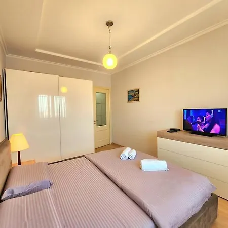 Riverside Flat W/ Free Parking & 24h Self Check-in 公寓 地拉那