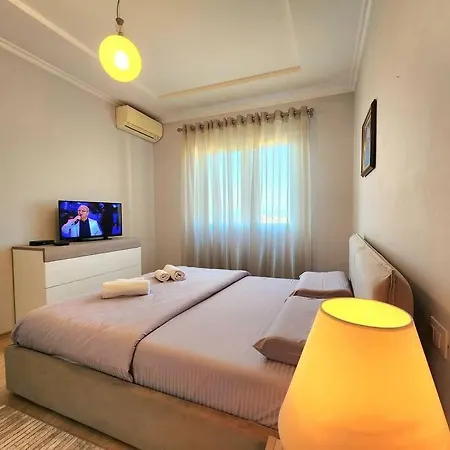 Riverside Flat W/ Free Parking & 24h Self Check-in