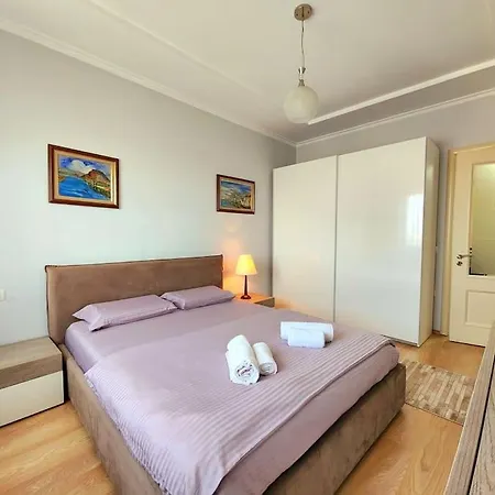 Riverside Flat W/ Free Parking & 24h Self Check-in * 地拉那