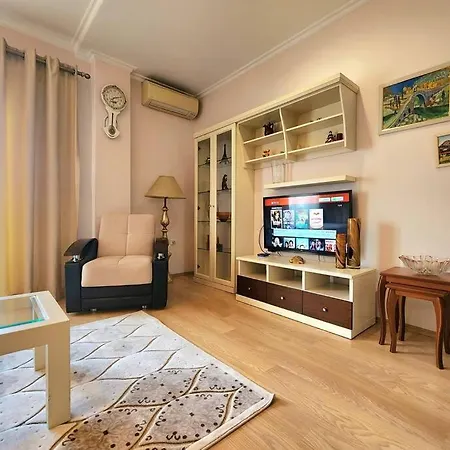Riverside Flat W/ Free Parking & 24h Self Check-in * 地拉那