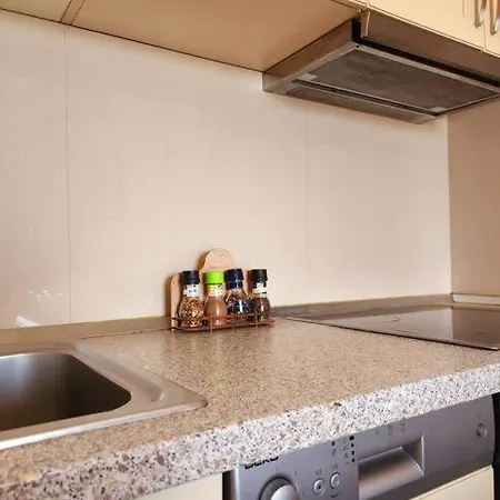 Riverside Flat W/ Free Parking & 24h Self Check-in * 地拉那