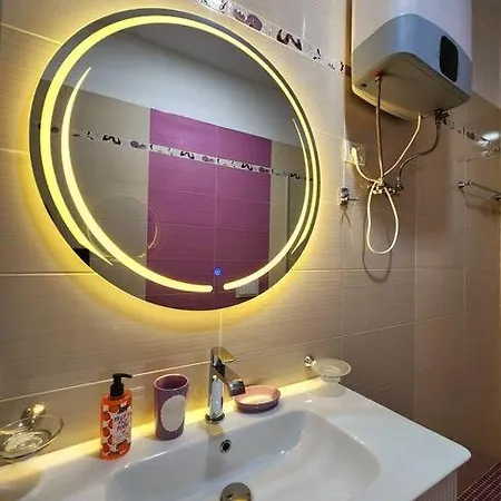 Riverside Flat W/ Free Parking & 24h Self Check-in *