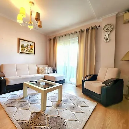 Riverside Flat W/ Free Parking & 24h Self Check-in